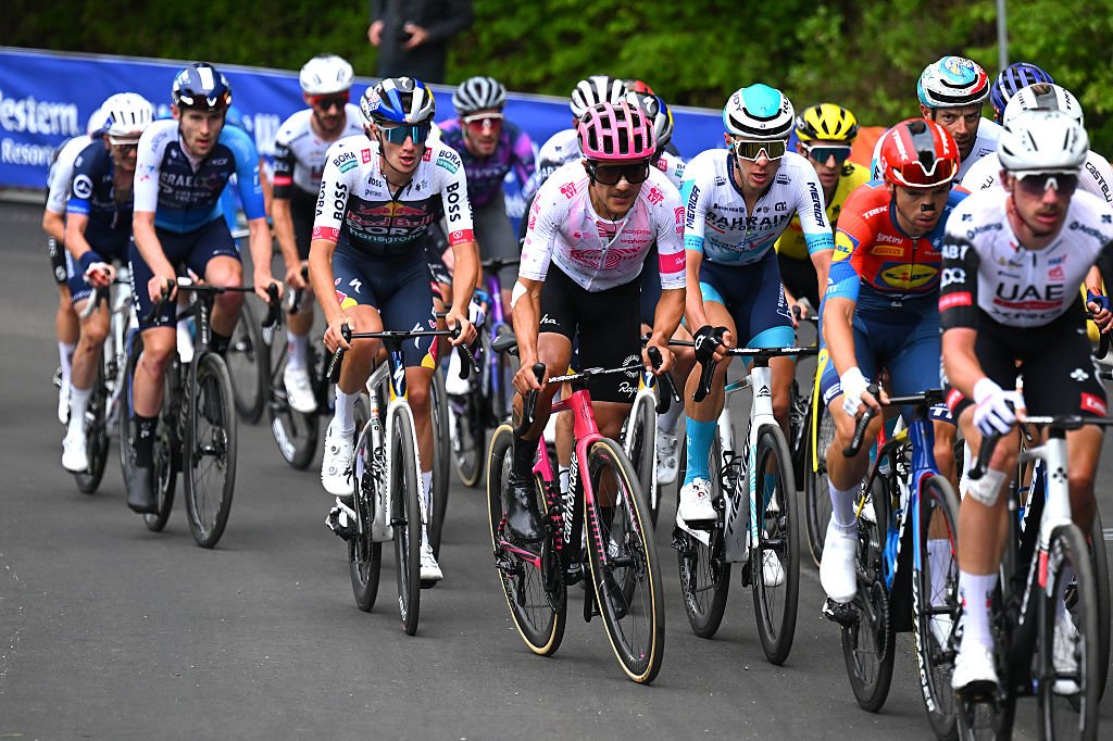 After crash, Richard Carapaz scores 'a big point in my favour' in opening Giro d'Italia mountain test